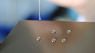 Das Beschichtungssystem Cer-Coat-Y von WZR verleiht den behandelten Oberflächen hydrophobe – also Wasser abweisende – Eigenschaften. Es ist besonders umweltschonend, da es ohne Fluormodifizierung auskommt. (Bild: WZR)
