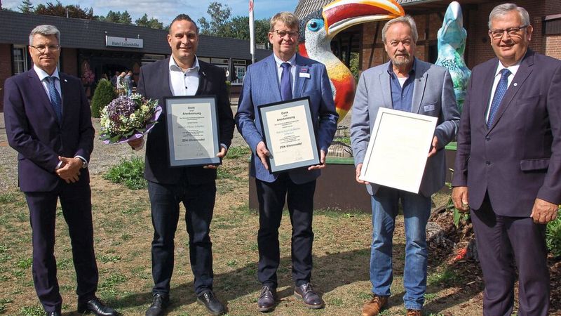 Geehrte und das Präsidium (v. l.): Geschäftsführer Christian Metje, Oliver Schatta (Obermeister Braunschweig), Karl-Wilhelm Schnars (Obermeister Bremerhaven-Wesermünde), Dirk-Walter Amtsfeld (Obermeister Uelzen) und Präsident Karl-Heinz Bley. (Bild: Kfz-Gewerbe Niedersachsen)