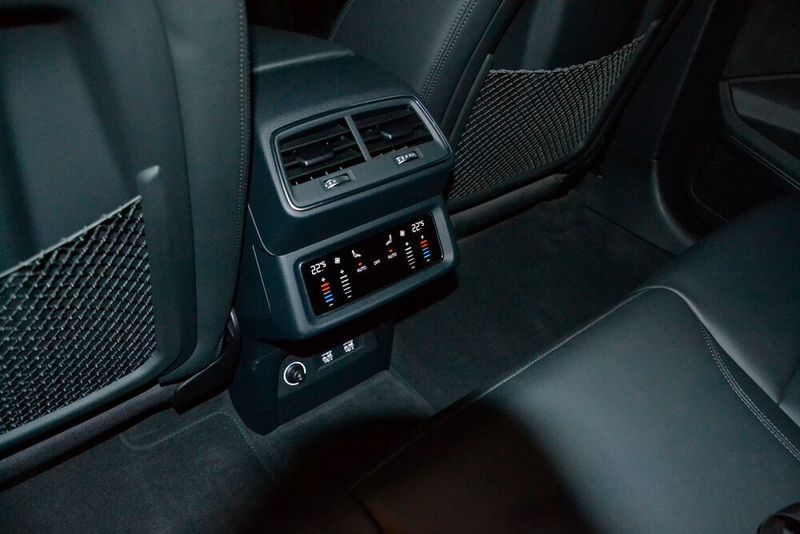 Über eine perfekte Klimatisierung freuen sich hingegen alle Fondpassagiere. (Bild: Michel/»kfz-betrieb«)