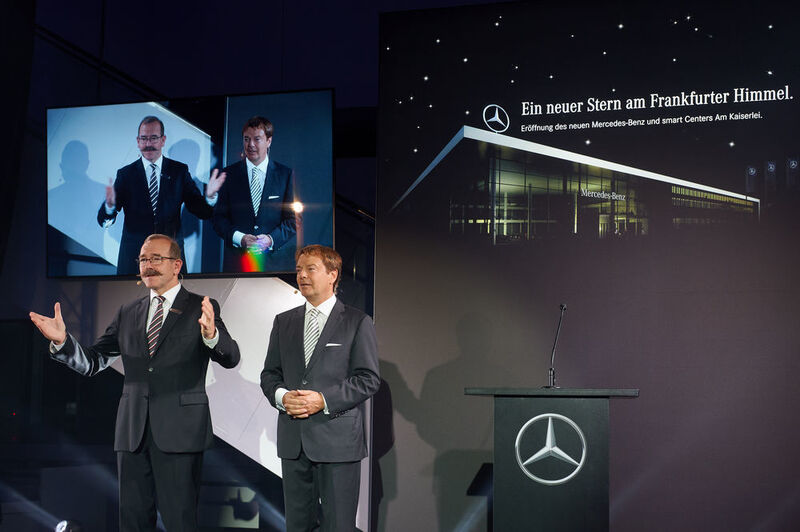 ... und Mercedes-Vertriebsdirektor Burkhard Wagner (li.). (Daimler)