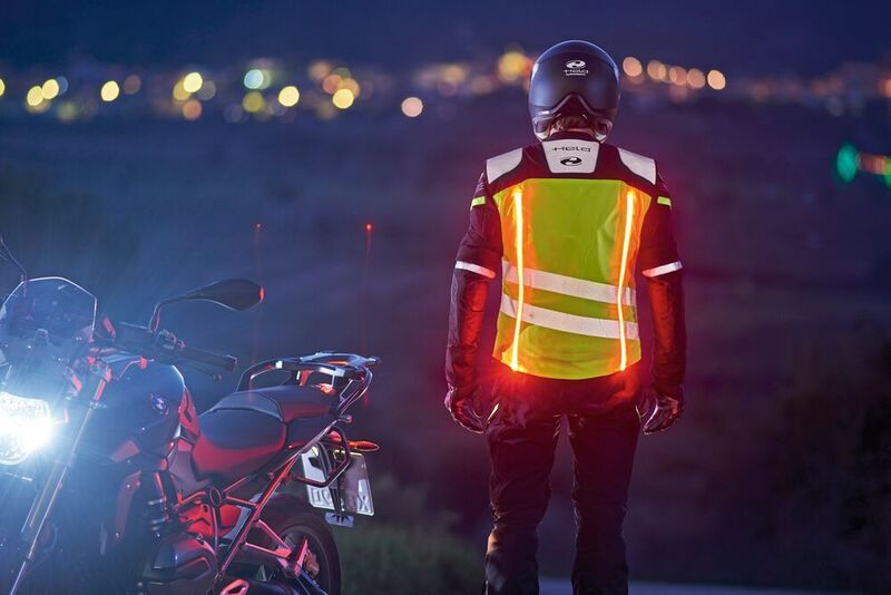 Hinten leuchten die LEDs in rot. Somit ergänzen sie das Rücklicht und machen deutlich, dass hier ein Motorradfahrer unterwegs ist. (Osram Opto Semiconductors)