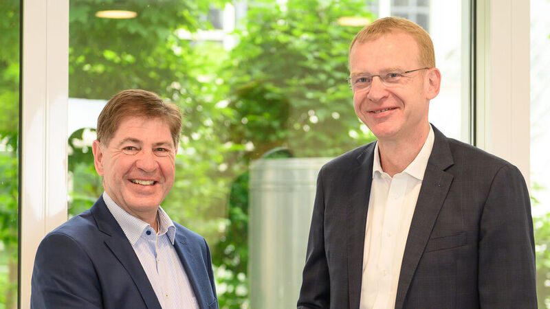 Die beiden CEOs Wilhelm Steger (ZKW, links) und Markus Distelhoff (Rehau Automotive, rechts) besiegeln die Kooperation.