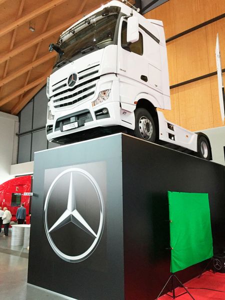 Weithin sichtbar präsentierte Mercedes-Benz seinen Actros ... (Faust / »kfz-betrieb«)