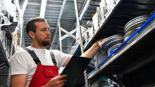 Der Griff ins Teilelager wird mit KI einfacher. Schon bei der Hereinnahme eines Gebrauchtwagens ist klar, welche Teile benötigt werden. (Bild: industrieblick - stock.adobe.com)