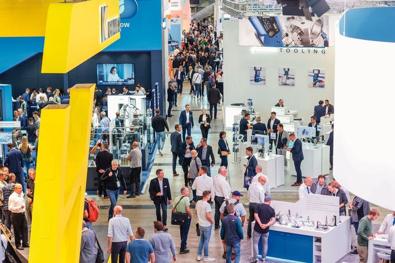 Für den ersten AMB-Tag waren die Hallen auf dem Messegelände Stuttgart schon ordentlich mit Besuchern gefüllt. Bis Freitag kann man nun Innovationen rund um die Metallbe- und -verarbeitung entlang der gesamten Wertschöpfungskette genießen. (Bild: Landesmesse Stuttgart)