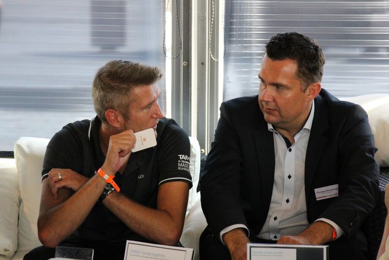 Beim Visitenkarten-Tausch: Kristian Krause (Tarox) und Christian Hirschberg (bizIT) (Bild: Nordanex)