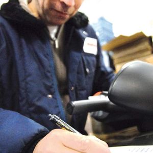In den fünf Bestandslagern von Meyer QSL stellen die Mitarbeiter per Pick-by-Voice oder Kommissionierschein die Warenlieferungen zusammen, getrennt nach den Temperaturbereichen Tiefkühl, Frische und Trockenware.