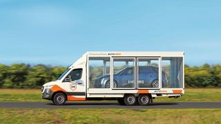 Fahrzeugzustellung per Glastransporter anstatt Auslieferung im markenkonformen Schauraum: E-Commerce-Anbieter mit eigenem Fahrzeugbestand bauen sich parallel zum Geschäft des traditionellen Kfz-Handels eine neues Geschäftsmodell auf. Ihnen geht es nicht um den Gesamtmarkt, sondern um die onlineaffine Käuferschaft als Klientel von morgen. (Auto-1-Group)