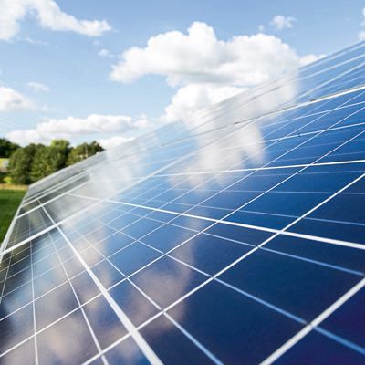 Nachhaltig: Schüler des Freiburger Montessori-Zentrums Angell haben Deutschlands erste Schüler-Solar-Genossenschaft gegründet, mit der sie ihre PV-Anlage langfristig betreiben wollen. (gemeinfrei)