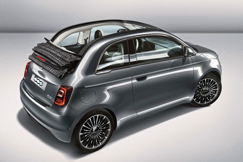Der neue 500 ist zugleich das erste rein batteriebetriebene Cabrio am Markt.  (Bild: FCA)