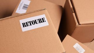 pakete-im-lager-retourerucksendung-stockpack-adobe-stock-scaled (Quelle: fotomowo / adobestock.com)