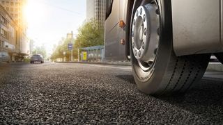 Gummi auf rauem Asphalt: Was gute Haftung verspricht, sorgt auch für starken Abrieb. (Bild: zhu difeng - stock.adobe.com)