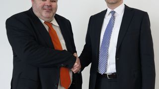 Dr. Thomas Grünberger, Technical Director bei plasmo und Dr. Tobias Abeln, Technical Director bei EOS (v.l.) arbeiten bei der Online-Prozessüberwachung für das für das direkte Metalllasersintern zusammen. (Bild: EOS)