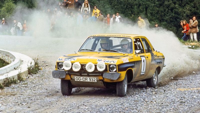 1974 wurde Walter Röhrl mit Beifahrer Jochen Berger auf einem Ascona A Rallye-Europameister. Mit der Rallye Akropolis 1975 endete die sportliche Karriere des Ascona A – am Steuer war Walter Röhrl – mit einem Sieg. Die Nachfolge trat der Opel Kadett C GT/E Coupe an. (Bild: Opel Stellantis)