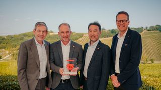 Bereits zum siebten Mal durfte sich Timo Szabo (2.v.li.), Geschäftsführer des Wertheimer Autohauses Szabo, über den Ichiban-Preis freuen. Übergeben wurde die Auszeichnung von Dr. Till Conrad (v.li.), Executive Vice President Sales Marketing Toyota Motor Europe, Yoshihito Nakata, Präsident und CEO Toyota Europe und Mario Köhler, Geschäftsführer und Präsident Toyota Deutschland. (Bild: Toyota)