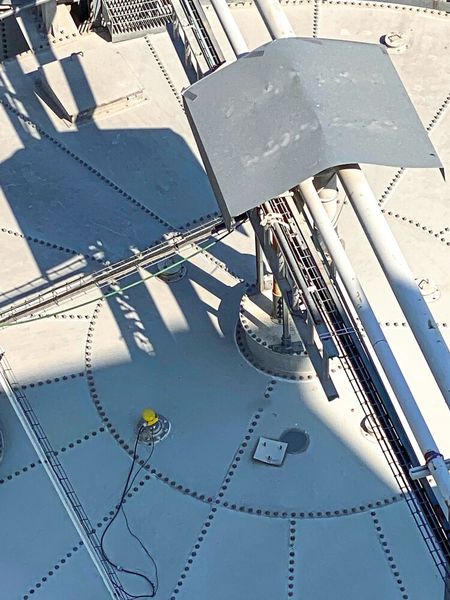 Hoch oben auf den Silos werden die Füllstände mit 80 GHz-Radarsensoren Vegapuls 69 erfasst. Weil sie ohne Kontakt zum Medium messen, sind sie erste Wahl für Hygieneanwendungen. (Bild: Vega)