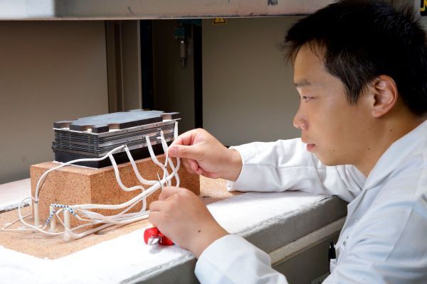 Weltrekord: Dieser Brennstoffzellen-Stack am Forschungszentrum Jülich läuft seit 10 Jahren. Im Bild: Quignping Fang. (Forschungszentrum Jülich)