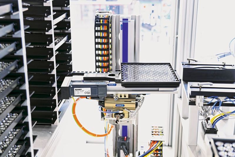 Im Werkstückspeicher finden bis zu 20 Werkstückträgerpaletten Platz, die mithilfe des Lagerlifts über ein Pick & Place-Lager in den Prozess eingeschleust werden. Der Lagerlift verfährt auf zwei synchron angetriebenen Schunk-Beta-40-Spindelachsen.  (Schunk)