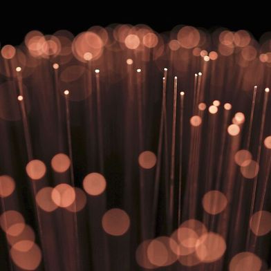 Immer mehr Daten müssen moduliert auf Lichtwellen durch das globale Glasfasernetz geschleust werden. Japanische Forscher reizen die Physik der Leitung nun weiter aus. (Bild: frei lizenziert)