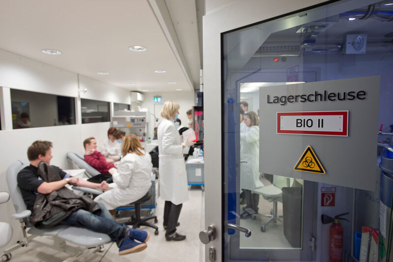 Blick in ein mobiles Labor (Bild:  Fraunhofer IBMT/Labor der Zukunft, Bernd Müller)