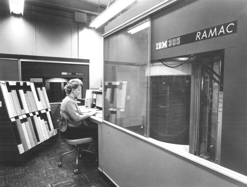 Eine IBM 305 RAMAC im Einsatz bei einem Kunden in den 1950er Jahren: Links im Bild Stapel von Lochkarten, die auf die RAMAC übertragen wurden. (IBM)