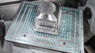 Durch die drei Achsen im Werkzeug und zwei Achsen im Werkstück ist die Werkzeuganstellung optimal ausgelegt für komplexeste, hochpräzise 5-Achs/5-Seiten-Komplett-/Simultanbearbeitungen in einer bis wenigen Aufspannungen. (Hermle)