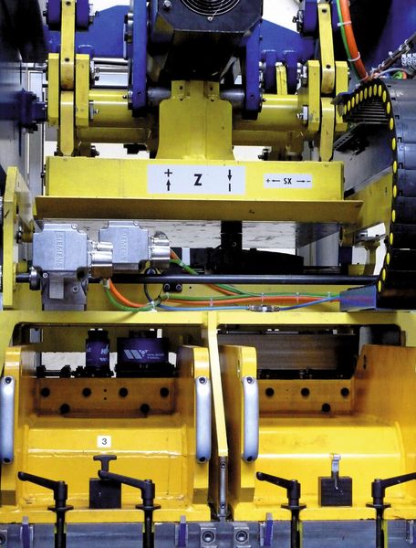 Bei der flexiblen Stanzanlage Linapunch mit elektrischem Antrieb treiben zwei Siemens-Servomotoren eine Kniehebelmechanik an, die über eine zentrale Stößelplatte die vertikalen (Z-Achse) Hubbewegungen ausführt. (Bild: Kuhn)