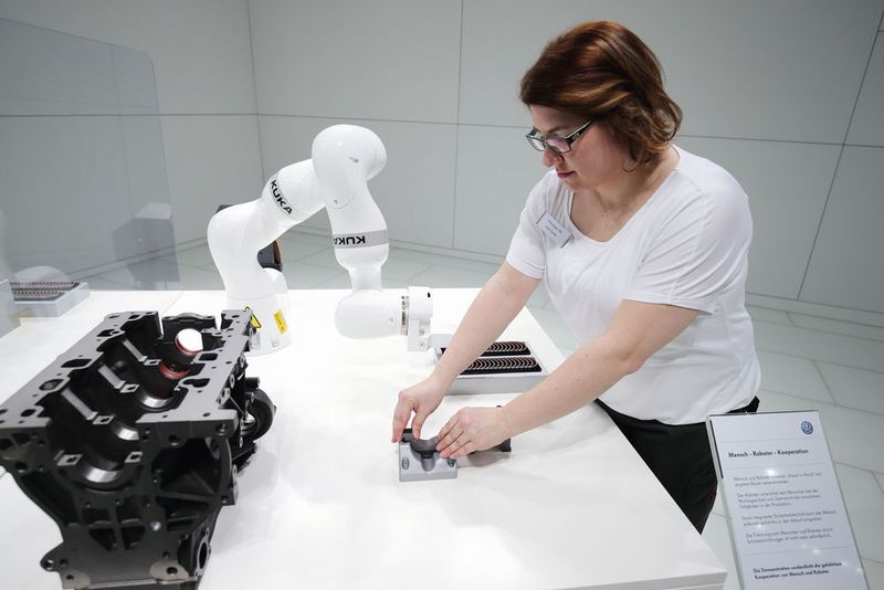 Der LBR iiwa ist der erste für die Industrie freigegebene kollaborative Roboter auf dem Markt. (Bild: KUKA)