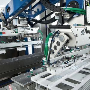 Das Transmodul kann sich als ein einachsiger, schienenbasierter Roboter jederzeit lokalisieren. Folglich gilt das auch für die Produkte, die das Transmodul trägt (Blick in eine Anlage für personalisierte Patientenkits von Hoffmann-La Roche).