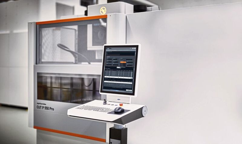 La nouvelle interface homme-machine (IHM) Uniqua, ici sur la CUT P 550 Pro, offre une fonctionnalité et une ergonomie optimales pour tous les niveaux de compétence. (Source : GF Machining Solutions SA)
