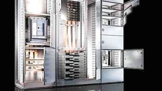 Die neuen Sammelschienenhalter und die Sammelschienen-Verbinder des Ri4Power-Systems von Rittal sind von der Vorderseite aus zugänglich. (Rittal)