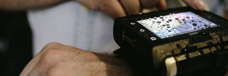 Die Zebra-Komplettlösung „Total Wearable Solutions“ auf Android-Basis ermöglicht eine freihändige und sprachgesteuerte Kommissionierung und erweitert so die Mobilität der Anwender.(Bild:  Zebra Technologies)