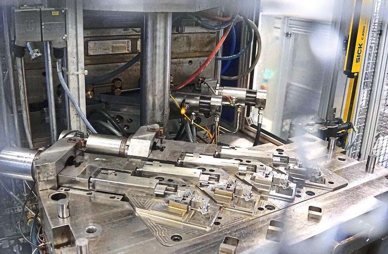 Bild 5: Ein Produktionsbeispiel der Anlage VM-R 80 in Kombination mit zwei Wittmann-Linearrobotern: Herstellung von Steckadaptern mit einem 4-fach Spritzgießwerkzeug. (Wittmann-Battenfeld)