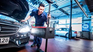 Der Licht-Test bei einem Pkw (Bild: ProMotor)