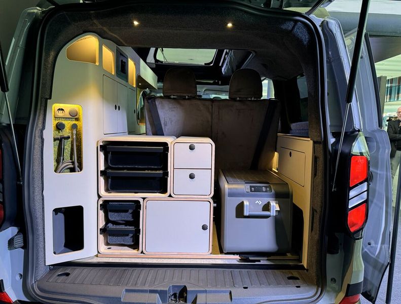Bei den Mitnahme-Utensilien setzt das junge Unternehmen auf ein modulares System im Heck mit Körben und Schubladen, in dem sich auf Wunsch auch eine Toilettenbox unterbringen lässt. (Bild: SP-X/Michael Lennartz)