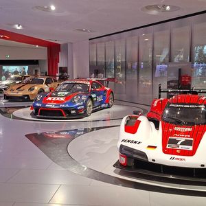 Insgesamt 31 Fahrzeuge bilden die Grundlage der Sonderausstellung, werden jedoch nicht als Einzelobjekte betrachtet. Jedes Fahrzeug verweist auf ein Umfeld: auf eine Rennserie, eine technische Aufgabe, eine Ära, ein Reglement, ein Team. Jedes Fahrzeug erzählt eine eigene Facette des Motorsports – vom Leichtbau über die Aerodynamik bis zur Robustheit, die im Renneinsatz entscheidend ist.(Bild:  Dominsky – VCG)
