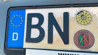 Die Händler bleiben ohne geöffnete Zulassungsstellen auf ihren vorfinanzierten Autos sitzen. (Bild: Pfaff/»kfz-betrieb«)