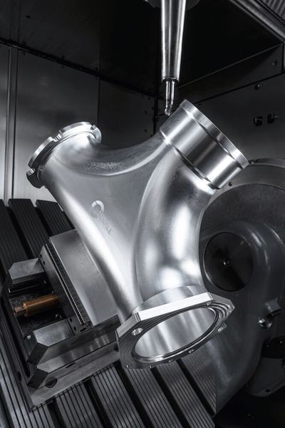 Komplexe Formen sicher bearbeitet: Ein Kraftstoffanschluss nach der Schruppbearbeitung auf einer C 32 U dynamic. (Hermle)