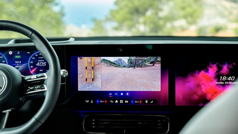 Schön bei Mercedes ist seit einiger Zeit, dass man sich selbst als Neueinsteiger erstaunlich schnell zurechtfindet auf dem Riesen-Screen, der sich auch hier über die gesamte Breite erstreckt. (Bild: Mercedes-Benz)