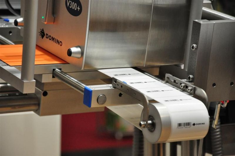 Der V300+ Thermotransfer-Drucker von Domino, integriert in Herma 400 Etikettierer, ermöglicht eine Beschriftung flexibler Verpackungsmaterialien auf intermittierenden und kontinuierlichen Hochgeschwindigkeitsproduktionslinien. Eine patentierte Farbband-Sparfunktion ermöglicht laut Hersteller Einsparungen von bis zu 60 Prozent. (M.Henig/PROCESS) (Archiv: Vogel Business Media)