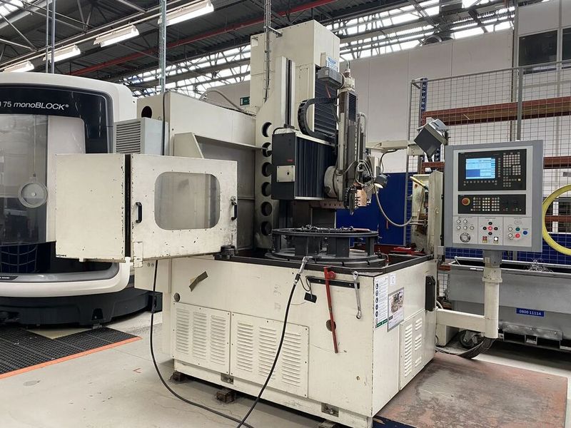 Bis 6. September kommt unter den Hammer auch diese Vertikalschleifmaschine Favretto R 100. (Bild: Surplex)