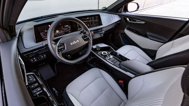 Innen findet sich ein großes durchgehendes Display, das eigentlich aus zwei Displays besteht. (Bild: Kia)