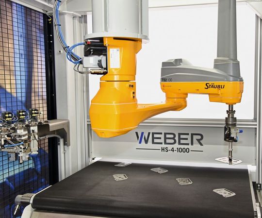 Minimale Rüst- und Einrichtzeiten: Dank Künstlicher Intelligenz (KI) erkennen Roboter selbsttätig unterschiedliche Werkstücke beim Be- und Entladen von Werkzeugmaschinen.(Bild:  Stäubli)