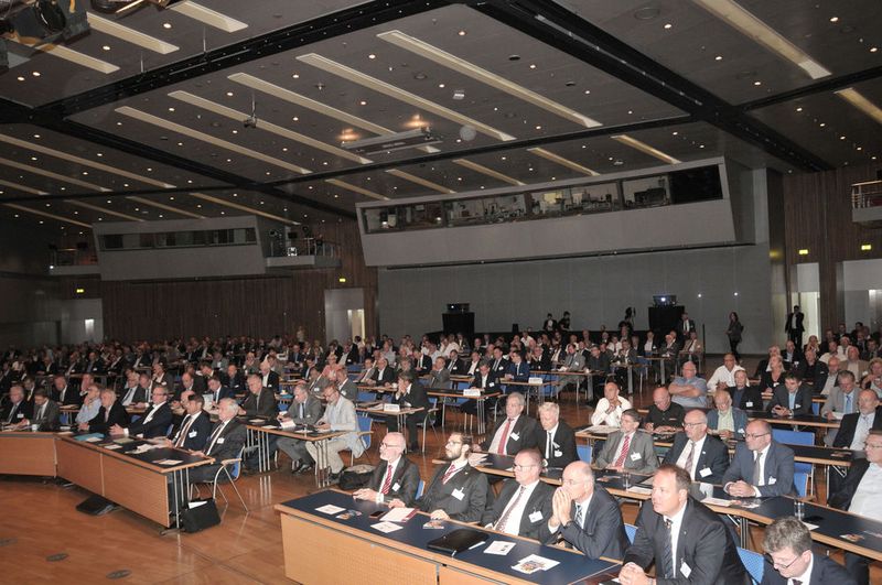 Rund 450 Teilnehmerinnen und Teilnehmer kamen zur 46. Bundestagung des Kfz-Gewerbes ins Congress Centrum nach Frankfurt. Ein Großteil von ihnen besucht die am Dienstag startende 25. Auflage der Fachmesse Automechanika. (Bild: Zietz/»kfz-betrieb«)