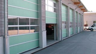 Die Optik der Fiberglasplatten schafft beeindruckende Gebäudeansichten.  (Bild: Butzbach)