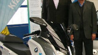 Rollerübergabe: Roland Velten (BMW; re.) und Karl Burghart (stellv. Obermeister Kfz-Innung München-Oberbayern). (Foto: Innung)