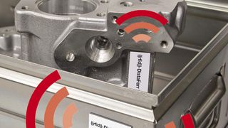 Das Label RFID-DistaFerr SL (UHF) von Schreiner LogiData zeigt sich von leitfähigen Materialien in der Umgebung unbeeindruckt und erzielt sehr gute Leseergebnisse auf Metalloberflächen. (Bild: Schreiner Group)