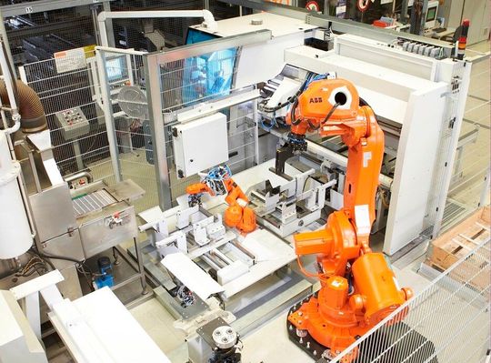 Kasto Maschinenbau ist der Meinung, dass der Stahlhandel ohne Automatisierung, Digitalisierung und vernetzte Systeme nicht mehr zukunftsfähig ist. Das betreffe die ganze Prozesskette, vom Lager bis zur Säge. Hier ein Roboter, via Kastosort, in den Prozess integriert.(Bild:  Kasto)