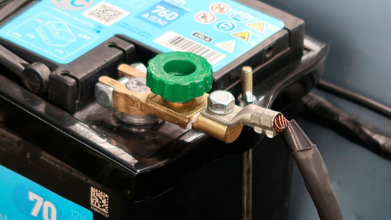 Kein bisschen besser: Kupferlitze im Rohrkabelschuh, unverzinnt. Der Grünspan lässt grüßen. Übrigens sind Rohrkabelschuhe keine Kabelschuhe im Sinn des Kfz-Handwerks. In historischen Fahrzeugen haben sie erst recht nichts zu suchen. (Bild: Diehl – VCG)