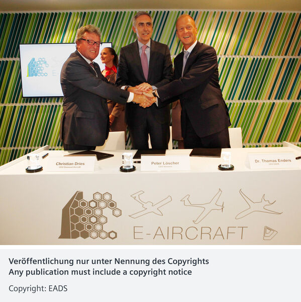 Christian Dries, CEO Diamond Aircraft, Siemens CEO Peter Löscher und EADS-Vorstandsvorsitzender Tom Enders (v.l.n.r.) haben in Le Bourget eine Absichtserklärung unterzeichnet, um die Weichen für eine künftige Zusammenarbeit in der Entwicklung von elektrisch angetriebenen Flugzeugen zu stellen. (Siemens)